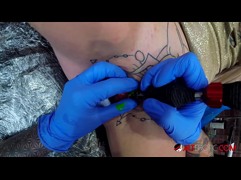 ❤️ Keçika pir tattookirî Sully Savage tattooek li ser klîtorê xwe kir. ️❌ Kalîteya porno li ku.xxxnd-com.ru ﹏